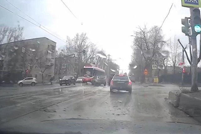 На Эльмаше две машины врезались в трамвай