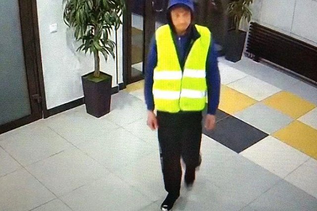 В Екатеринбурге вор на Mercedes обокрал девушку