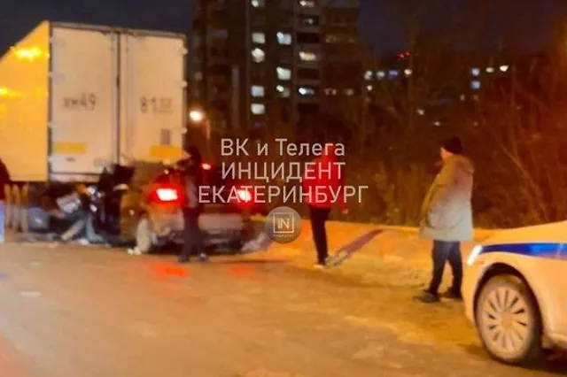 Перед этим «вышивал» на дороге. На Егоршинском подходе водитель легковушки «залетел» под фуру