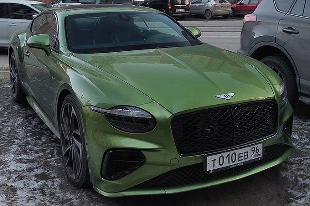 В центре Екатеринбурга заметили дорогущий спорткар Bentley