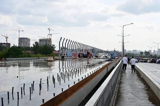 В Екатеринбурге полностью закрыли один из трёх мостов у «Калины»