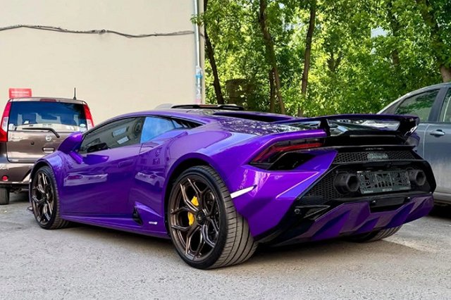 До 100 км/ч за 3 секунды: в Екатеринбурге заметили элитную Lamborghini — фото