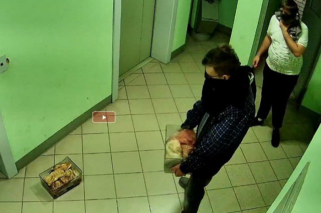 Находка повергла в шок: екатеринбуржцев переполошил трупный запах из соседской квартиры