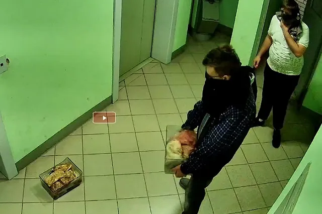 Находка повергла в шок: екатеринбуржцев переполошил трупный запах из соседской квартиры