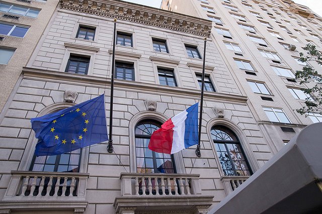 Charlie Hebdo опубликовал карикатуру на теракты в Париже