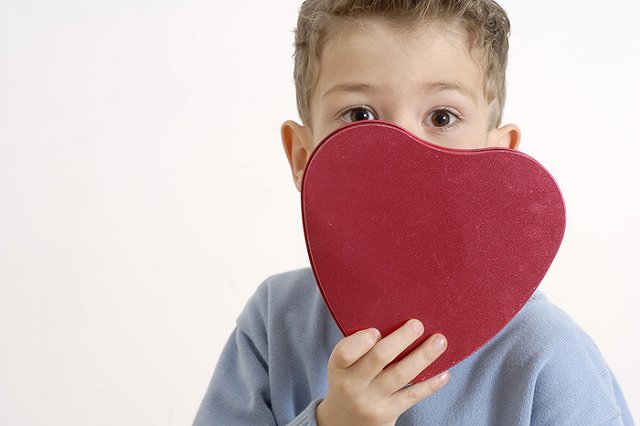 Ребенок с шариком бросился под колеса автомобиля в Каменске-Уральском