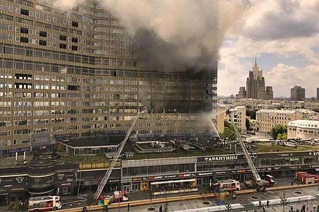 На Новом Арбате полтора часа тушили «здание-книжку»