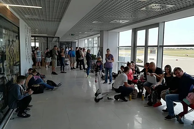 Росавиация ограничила срок действия сертификата Azur Air