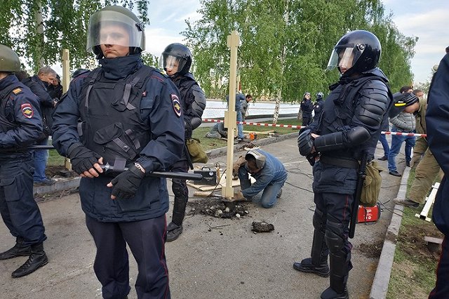 С утра в сквере у драмы, где хотят построить храм, уже начали задерживать