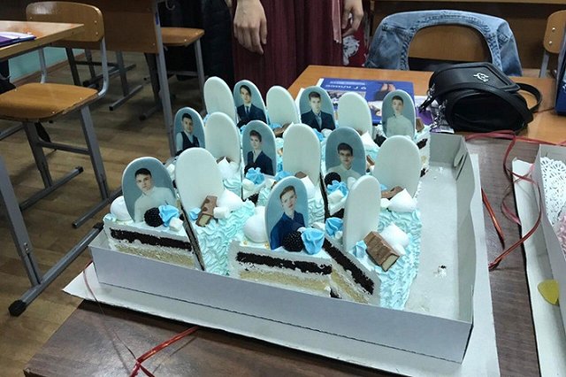 Выпускники заступились за торт с «надгробиями»