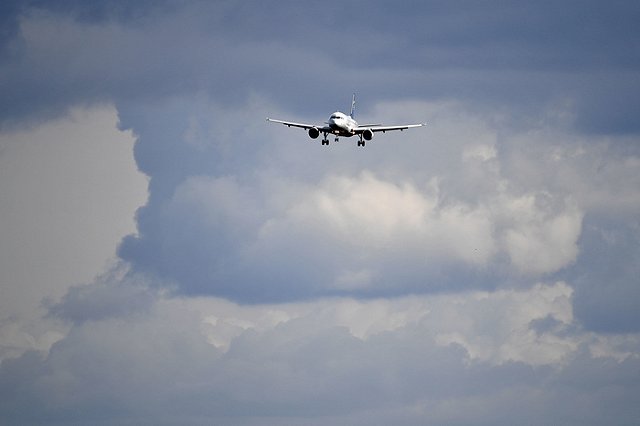 Самолеты начали приземляться прямо над домами Лобни после открытия новой ВПП
