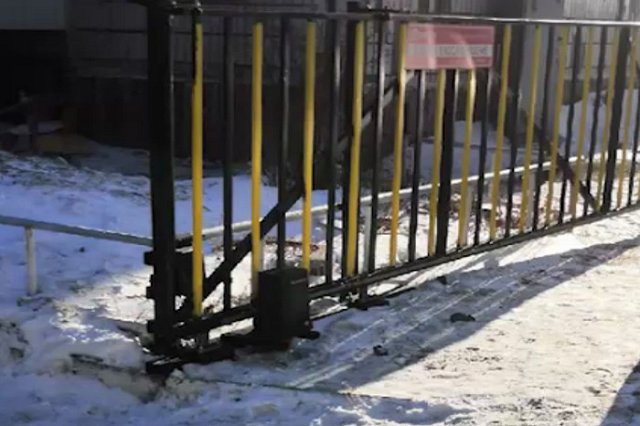 Семилетнего ребёнка придавило автоматическими воротами