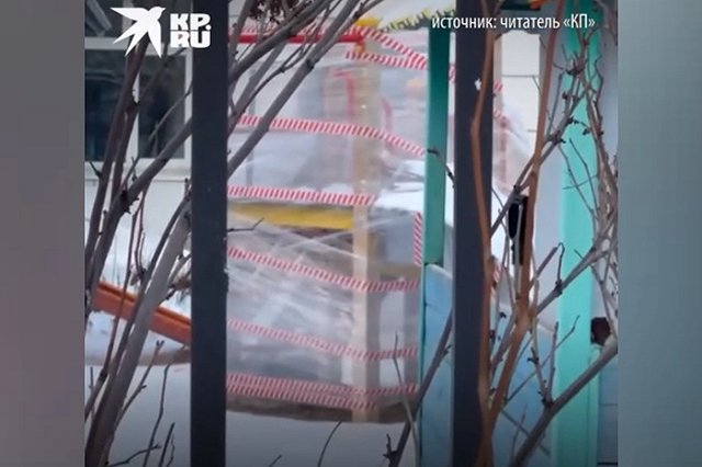 В детском саду Екатеринбурга обмотали пленкой горку, на которой погибла девочка