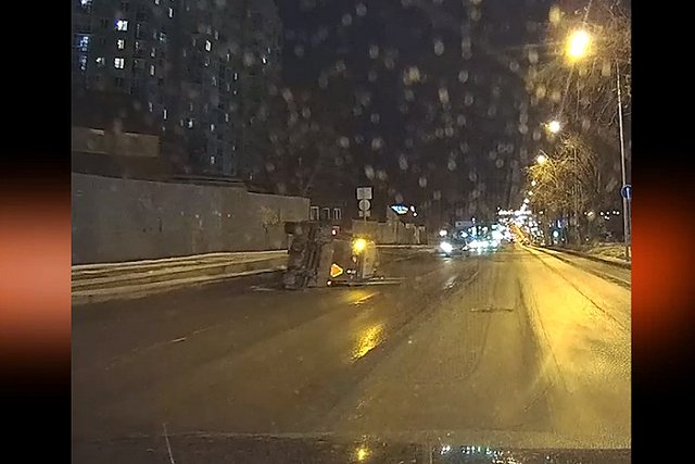 В Екатеринбурге трактор «прилёг» на ровном месте