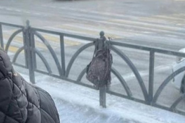 Екатеринбуржцев напугал подозрительный рюкзак, прицепленный к остановке