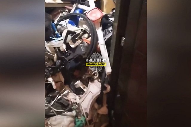 Свердловчанин превратил квартиру в страшную помойку