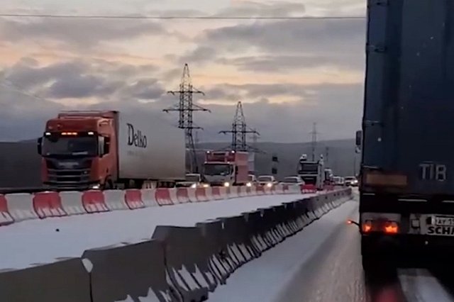 На свердловской трассе скопилась огромная пробка из-за гололёда