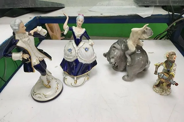 «Полюбуйтесь-ка на это!» Москвич накупил за границей антиквариата, указав копеечную стоимость (ФОТО)