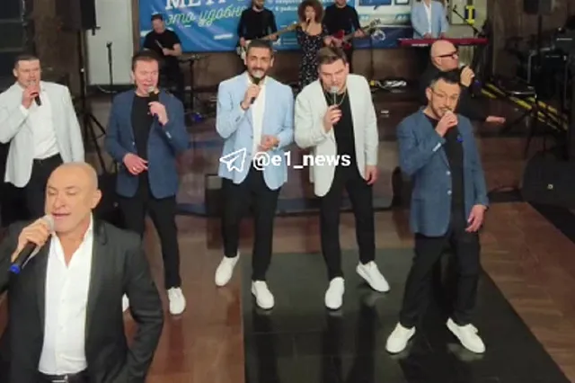 В метро Екатеринбурга неожиданно выступил хор Турецкого