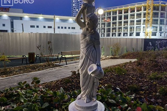 В центре Екатеринбурга внезапно закрыли парк. На входе разместили табличку о платном входе