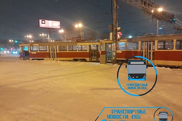 В первый рабочий день в Екатеринбурге с рельсов сошел трамвай