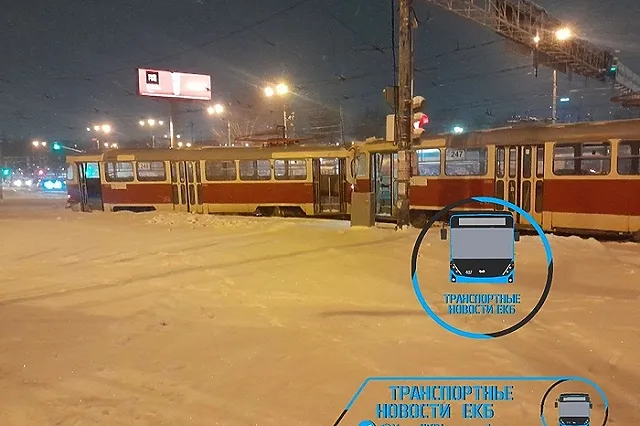 В первый рабочий день в Екатеринбурге с рельсов сошел трамвай