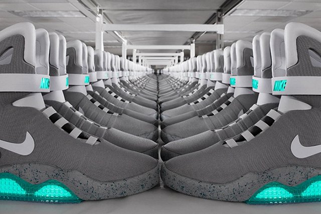 Nike подарил исполнителю роли Макфлая кроссовки из «будущего»