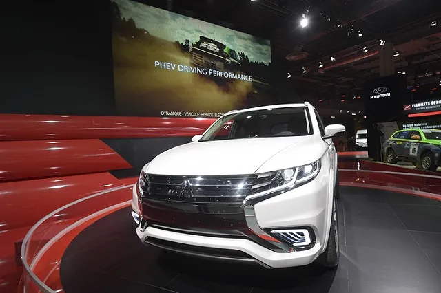 Ночью в Екатеринбурге сгорел новый Mitsubishi Outlander