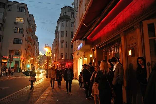 Не прошедший фейс-контроль екатеринбуржец вывел на улицу остальных клиентов кафе