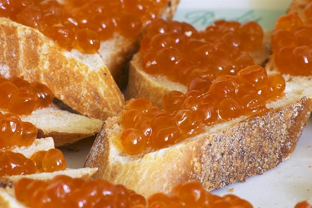 Эксперт: Дешево купить красную икру возможно, но с истекающим сроком годности