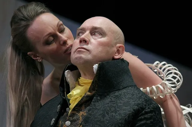 Службу такси через суд обязали оплатить екатеринбурженке билеты на «Тартюф»