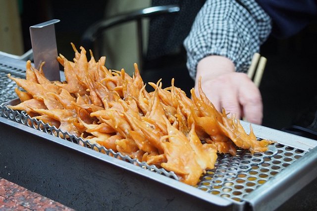 По локоть в кипящем масле: японский повар нечувствителен к боли