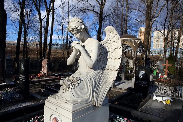 Свердловские ритуальщики подстроились под коронавирус, предлагая услуги платной уборки могил