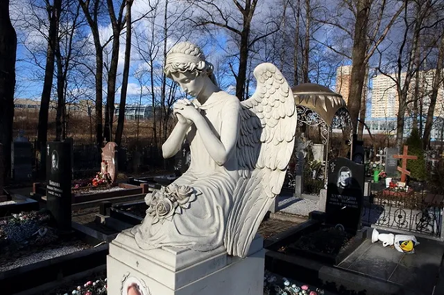 Свердловские ритуальщики подстроились под коронавирус, предлагая услуги платной уборки могил