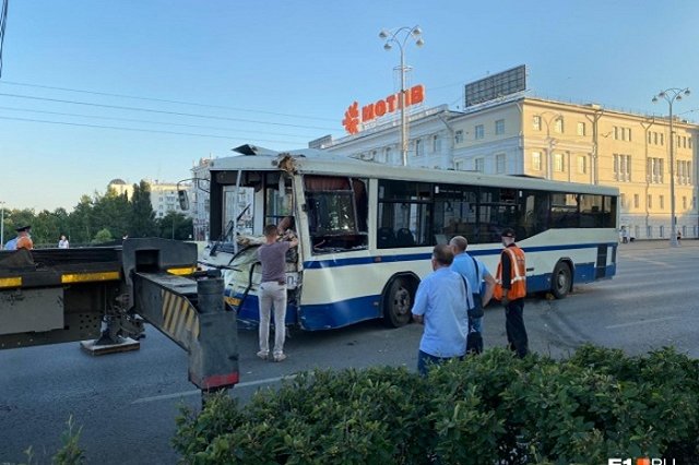 В ДТП с автобусом на Плотинке пострадал ещё один человек