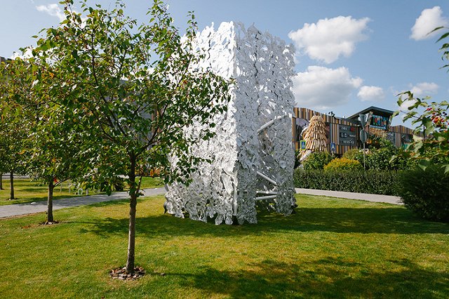 Около МЕГИ появился арт-объект из переработанных алюминиевых банок