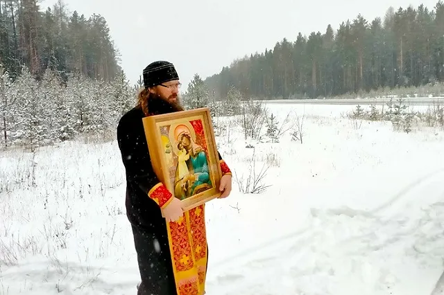 В Свердловской области прошёл крестный ход против коронавируса — фото