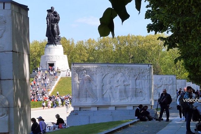 Колумнист RT DE Дагмар Хенн — о праздновании 9 мая: Нацисты всегда хотели уничтожить символы