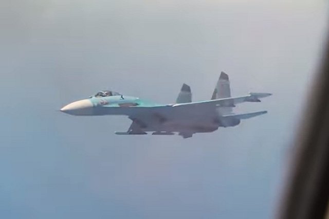 В Иркутске истребитель Су-30 упал на жилой дом. Два пилота погибли