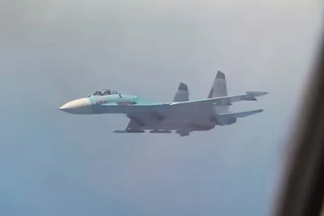 В Иркутске истребитель Су-30 упал на жилой дом. Два пилота погибли