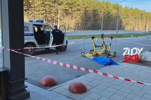 В Екатеринбурге под окнами многоэтажки обнаружили труп подростка