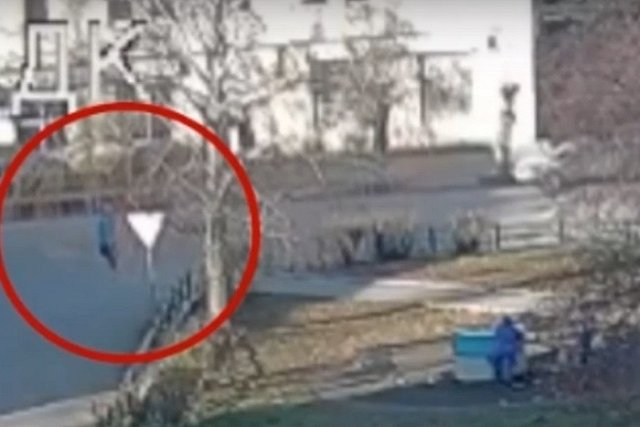 Наезд водителя на пожилую жительницу Сысерти сняли уличные камеры