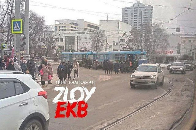 В центре Екатеринбурга трамвай с пассажирами сошёл с рельсов