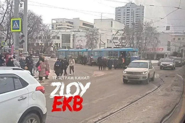 В центре Екатеринбурга трамвай с пассажирами сошёл с рельсов