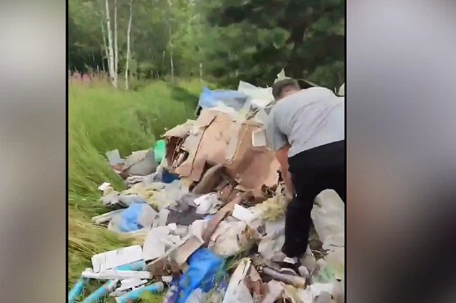В Екатеринбурге рабочие вывалили мусор посреди леса