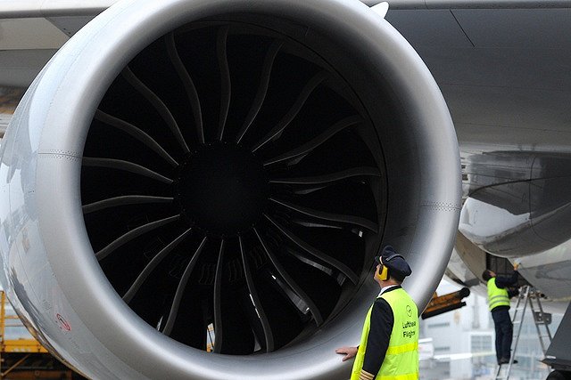 Самолет с горевшим двигателем отправят на экспертизу