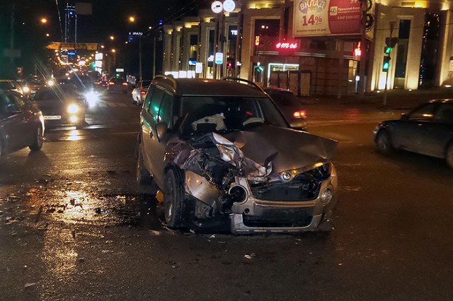 Пожарная машина и Skoda Yeti столкнулись на перекрестке Малышева — Московская