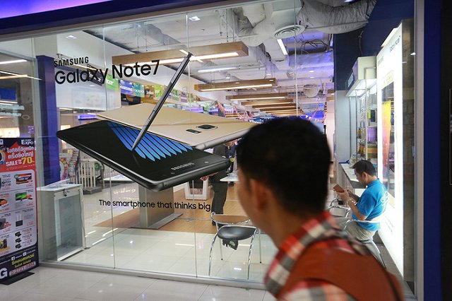 «Уральские авиалинии» рассказывают пассажирам об опасности смартфонов Samsung