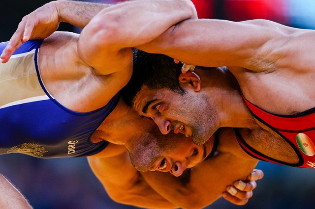 МОК решил не отбирать олимпийскую медаль у погибшего борца из РФ