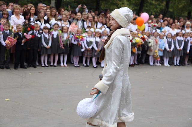 В Челябинске школьников с Днем знаний поздравили Дед Мороз и Снегурочка